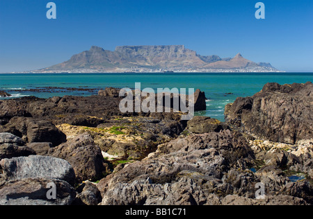 Blick auf den Tafelberg von Bloubergstrand Beach, Table Bay, Kapstadt, Südafrika. Stockfoto
