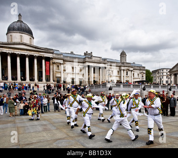 Ripley Morris Men tanzen am Westminster Tag des Tanzes auf dem Trafalgar Square in London. Foto von Gordon Scammell Stockfoto