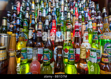 Sortiment von Bierflaschen Stockfoto