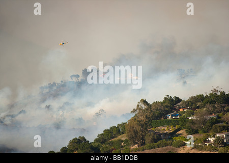 Hubschrauber Tropfen Wasser auf die Jesusita Feuer Santa Barbara Kalifornien Vereinigte Staaten von Amerika Stockfoto