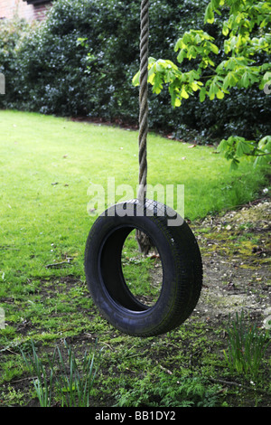 Seil schwingen, alten Reifen hängen an einem Seil in einem Baum in Ruhe nur dort hängen, warten darauf, genutzt werden. recycelten Autoreifen aufgehängt. Stockfoto