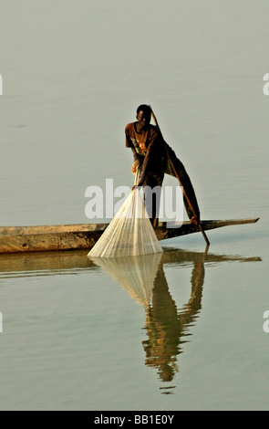 MALI, Djenné. Fischer in seinem Einbaum stehen, zieht sein Netz aus dem Niger (RF) Stockfoto