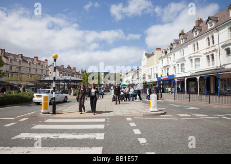 Fußgängerampel und Blick hinunter Mostyn Street, Llandudno, Conwy, North Wales, UK, Großbritannien Stockfoto