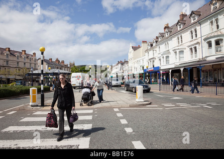 Mostyn Street Llandudno Conwy North Wales UK Menschen in Europa mit einem Fußgängerüberweg auf der High Street Stockfoto