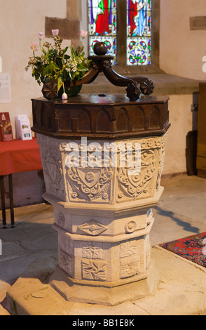 UK Gloucestershire Forest of Dean Newland All Saints Church innen alte Schrift mit geschnitzten hölzernen Deckel Stockfoto