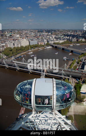 London Eye und Blick über das goldene Jubiläum (Hungerford Bridge), die Stadt und die Themse, London, England Stockfoto