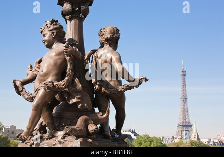 Statue auf dem Pont Alexandre III mit dem Eiffelturm in der Ferne, Paris, Frankreich Stockfoto