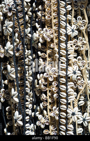 Halsketten aus Muscheln auf einem Marktstand in Greenmarket Square, Cape Town, Südafrika Stockfoto