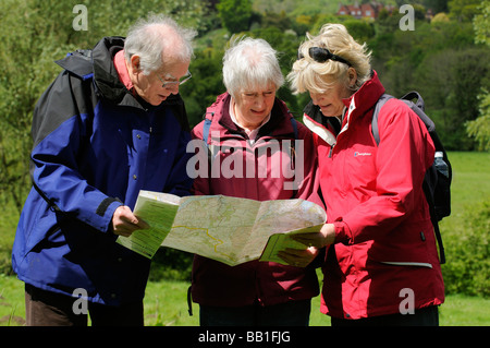 Kartenlesen Wanderer überprüfen ihr Bezugspunkt in der englischen Landschaft UK Stockfoto