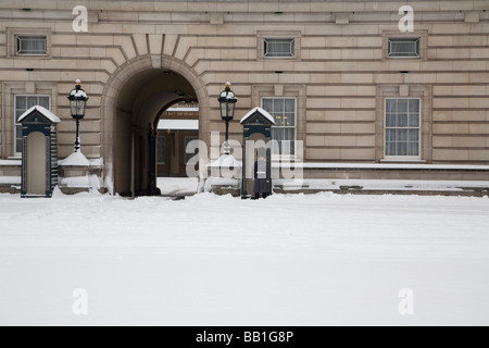 Sentry der Königin ist außerhalb der Buckingham Palace im Schnee zu schützen Stockfoto