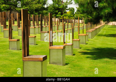 Feld der leeren Stühle am Oklahoma City National Memorial jeder Lehrstuhl repräsentiert ein Leben genommen bei der Bombardierung Stockfoto