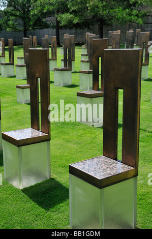 Feld der leeren Stühle am Oklahoma City National Memorial jeder Lehrstuhl repräsentiert ein Leben genommen bei der Bombardierung Stockfoto