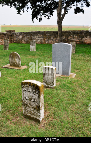 Alte und neue Grabsteine vermischen auf dem Friedhof von Fort Reno Stockfoto