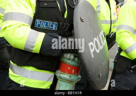 Generische Polizei schoss in Aufruhr-Uniform auf Brighton Seafront 4. Mai 2009 Stockfoto