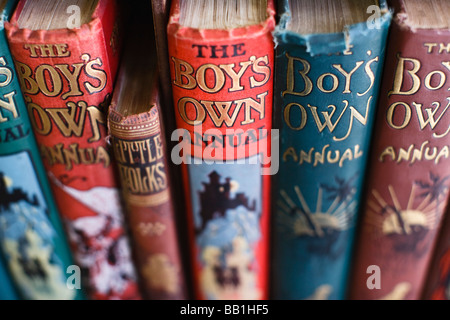 Alten Jungen eigene Bücher auf einem Regal in einem antiken Buchhandlung Stockfoto