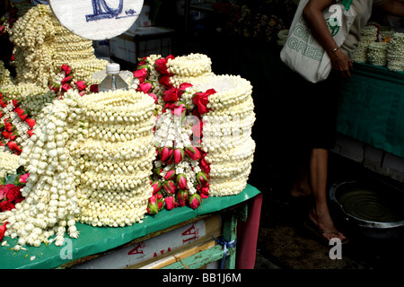 Girlande Blumen zum Verkauf an Pak Khlong Talat Blumenmarkt, Bangkok, Thailand Stockfoto