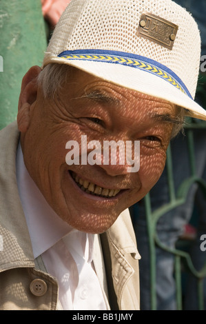 lächelnd älteren Mann in Green Lake Park in Kunming, China Stockfoto