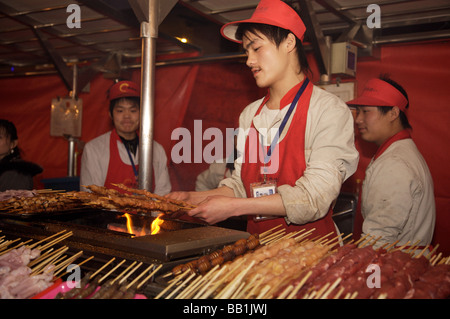 Essen ist auf Stöcke auf dem Nachtmarkt in Peking gegrillt. Stockfoto