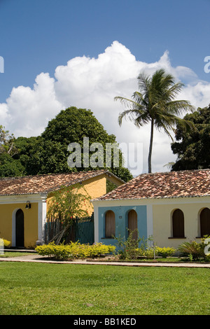 Bunten Geschäften und historischen Kolonialbauten in Porto Seguro. Stockfoto