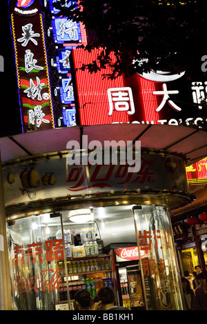 Helles Neon-Licht in der beliebten Einkaufsstraße Nanjing East Street Shanghai China Stockfoto