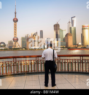 Pudong-Business Distrikt in Shanghai Skyline über den Huangpu-Fluss vom Bund Stockfoto