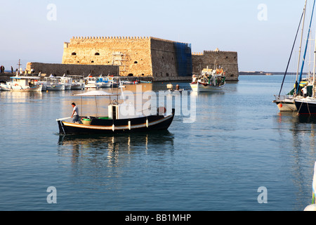 Angelboote/Fischerboote aus Heraklion Hafen Kreta Griechenland am frühen Abend mit der venezianischen Burg im Hintergrund Stockfoto