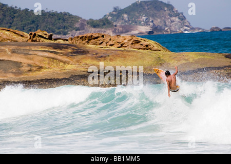 Pro Surfer am Strand in Brasilien. Stockfoto