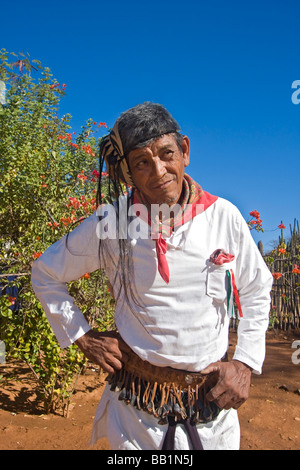Native Mann in zeremonieller Tanzkostüm in Mayo Dorf von Capomos außerhalb El Fuerte im Bundesstaat Sinaloa Mexiko. Stockfoto