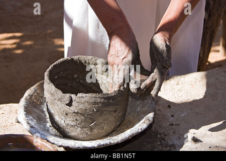 Einheimische Frau macht Keramik in Mayo Dorf von Capomos außerhalb El Fuerte im Bundesstaat Sinaloa Mexiko. Stockfoto