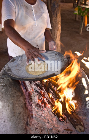 Einheimische Mayo Frau macht Tortillas von Hand in kleinen Dorf von Capomos außerhalb El Fuerte im Bundesstaat Sinaloa in Mexiko. Stockfoto