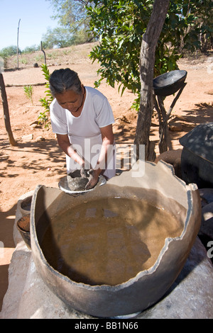 Einheimische Frau macht Keramik in Mayo Dorf von Capomos außerhalb El Fuerte im Bundesstaat Sinaloa Mexiko. Stockfoto