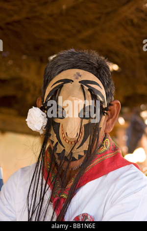 Native Mann in zeremonieller Tanzkostüm in Mayo Dorf von Capomos außerhalb El Fuerte im Bundesstaat Sinaloa Mexiko. Stockfoto