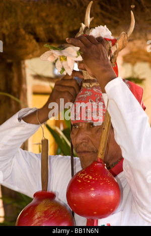 Native Mann tanzen in zeremonieller Tanzkostüm in Mayo Dorf von Capomos außerhalb El Fuerte im Bundesstaat Sinaloa Mexiko. Stockfoto