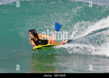 Boogie Boarder auf einer Welle aus Kapahulu Leistengegend Waikiki Oahu USA Stockfoto