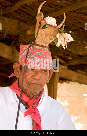 Native Mann tanzen in zeremonieller Tanzkostüm in Mayo Dorf von Capomos außerhalb El Fuerte im Bundesstaat Sinaloa Mexiko. Stockfoto