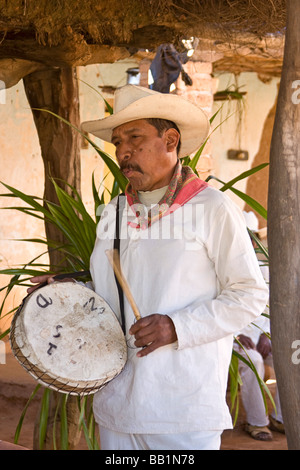 Native Mann pfeift während Trommel Rhythmus behalten, ebenso wie anderen nativen Mann zeremoniellen Tanz in Mayo Dorf Capomos, Mexiko Stockfoto