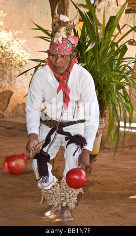 Native Mann tanzen in zeremonieller Tanzkostüm in Mayo Dorf von Capomos außerhalb El Fuerte im Bundesstaat Sinaloa Mexiko. Stockfoto