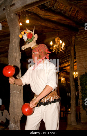 Mayo-Mann in zeremoniellen Hirsch Tanz Kostüm in El Fuerte im Bundesstaat Sinaloa Mexiko. Stockfoto