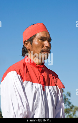 Tarahumara-Indianer im Zusammenhang mit Maya-Indianern in Mexiko Copper Canyon. Diese schüchternen Menschen tragen immer noch traditionelle Kleidung. Stockfoto