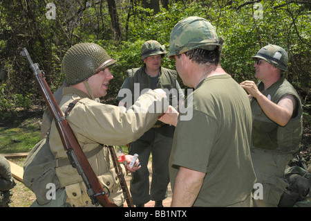 2 amerikanische GIS Soldaten sprechen in eine Nachstellung des zweiten Weltkriegs in Glendale, Maryland Stockfoto