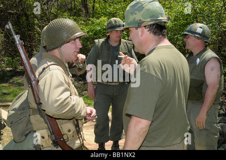 2 amerikanische GIS Soldaten sprechen in eine Nachstellung des zweiten Weltkriegs in Glendale, Maryland Stockfoto