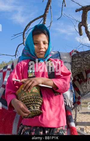 Mädchen in traditioneller Kleidung hält einen Korb machte sie in den Tarahumara Dorf von San Alonso in Copper Canyon Mexiko Stockfoto