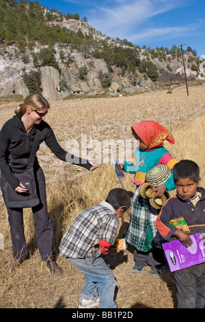 Kleinkinder erhalten Obst und Schule Lieferungen als Geschenke in die Tarahumara Dorf von San Alonso in Copper Canyon Mexiko gegeben Stockfoto