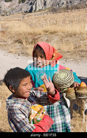 Mädchen und jungen erhalten Obst und Schule Lieferungen als Geschenke in die Tarahumara Dorf von San Alonso in Copper Canyon Mexiko gegeben Stockfoto