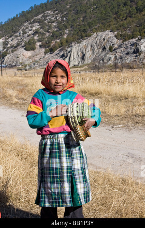 Junges Mädchen erhält Obst und Schule Lieferungen als Geschenke in die Tarahumara Dorf von San Alonso in Copper Canyon Mexiko gegeben Stockfoto