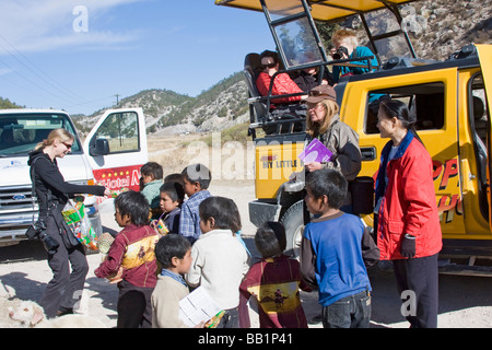 Kleinkinder erhalten Obst und Schule Lieferungen als Geschenke in die Tarahumara Dorf von San Alonso in Copper Canyon Mexiko gegeben Stockfoto