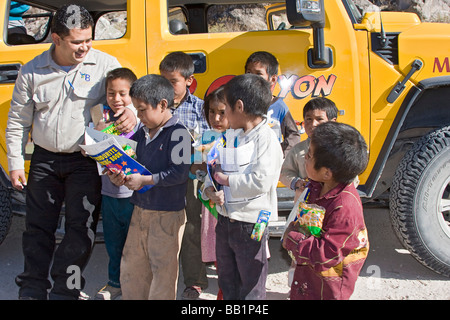 Kleinkinder erhalten Obst und Schule Lieferungen als Geschenke in die Tarahumara Dorf von San Alonso in Copper Canyon Mexiko gegeben Stockfoto