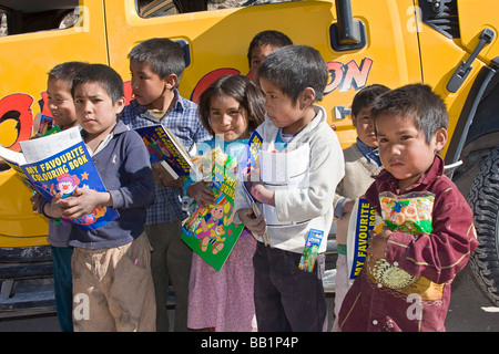 Kleinkinder erhalten Obst und Schule Lieferungen als Geschenke in die Tarahumara Dorf von San Alonso in Copper Canyon Mexiko gegeben Stockfoto