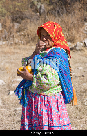 Seniorin erhält Obst als Geschenk in die Tarahumara Dorf von San Alonso im Copper Canyon Bereich von Mexiko gegeben. Stockfoto