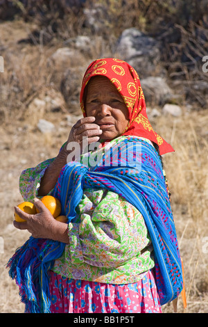 Seniorin erhält Obst als Geschenk in die Tarahumara Dorf von San Alonso im Copper Canyon Bereich von Mexiko gegeben. Stockfoto